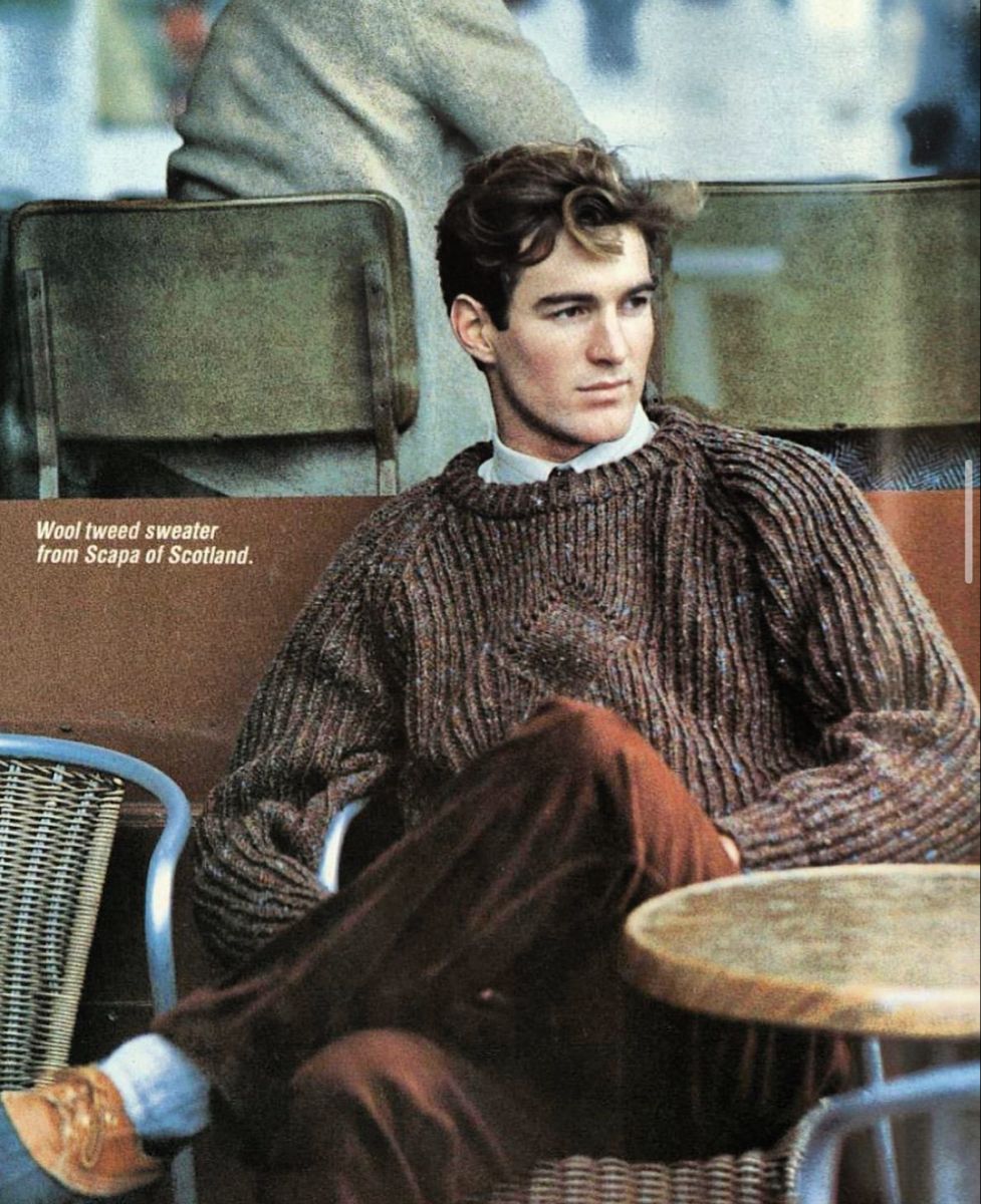 Persona vistiendo ropa vintage en una escena editorial